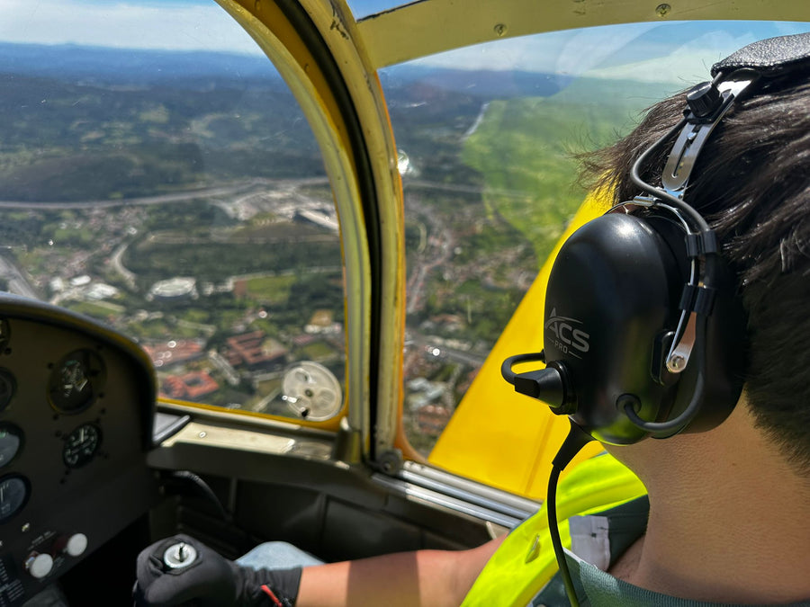 Piloto de ACS volando al atardecer