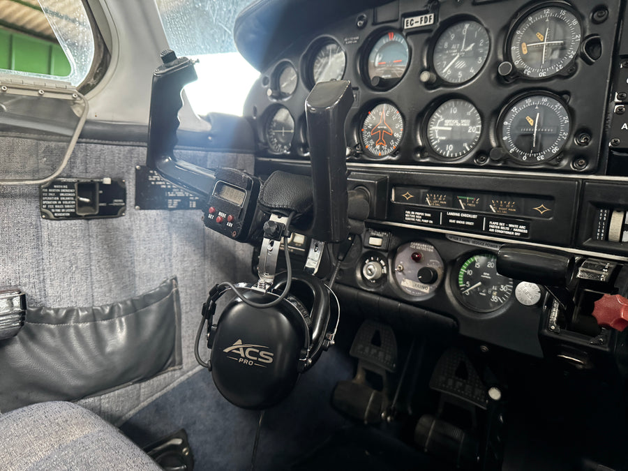 Piloto de ACS volando al atardecer